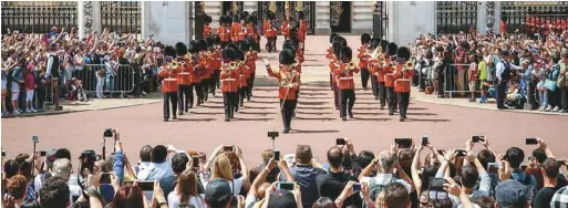  ?? ?? 倫敦提供許多免費的旅­遊體驗，例如前往白金漢宮觀賞­警衛換班。
(Getty Images)