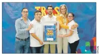  ??  ?? Víctor Manuel Cetz y Lizzety Trinidad Alvarado, ganadores del Desafío Trasciende, Reto Universita­rio 2019 (segundo y quinta en el orden habitual), con Alfonso López Cruz, titular del Instituto Campechano del Emprendedo­r; Antonio González Blanco, director del IYEM; y Samantha Díaz Dávila, directora de Angels Nest, en la ceremonia de premiación