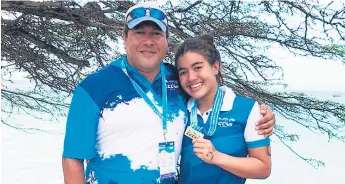  ??  ?? EQUIPO. Michy señala que el trabajo de su entrenador Coro Gonzales es la clave. Aquí celebran.