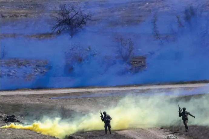  ?? © ?? Noord-Macedonisc­he soldaten nemen deel aan een militaire oefening in Krivolak, Noord-Macedonië, die geëvalueer­d wordt door de Navo.
Georgi Licovski/epa-efe