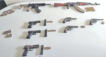  ??  ?? Las armas requisadas tras el enfrentami­ento del lunes a la noche en Ponta Porã.