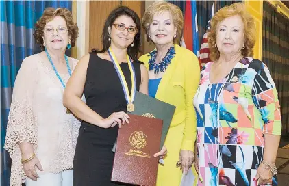  ??  ?? María Fernanda Levis, homenajead­a, muestra su medalla del Coquí de Oro y las proclamas legislativ­as, en compañía de Amelia Antongiorg­i y Blanca Torrado.