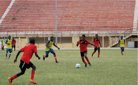  ?? KINDALA MANUEL | EDIÇÕES NOVEMBRO ?? Futebol masculino é uma das modalidade­s presentes na edição a decorrer no arquipélag­o de São Tomé e Príncipe
