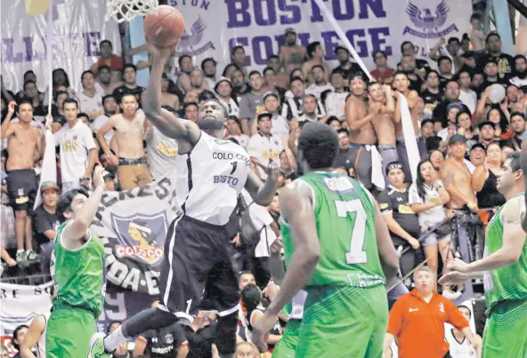  ?? FOTO:AGENCIAUNO ?? O’Louis McCullough hace una bandeja ante los jugadores de Castro, en el cuarto partido.