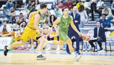  ?? PASCUAL CÁNDIDO ?? Joan Faner dirige un ataque del Amics Castelló durante un partido de esta temporada.