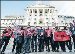  ?? JACK TAYLOR / GETTY ?? El laborista John McDonnell (centre) amb diversos vaguistes