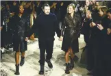  ??  ?? British designer Kim Jones holds hands with British models Naomi Campbell and Kate Moss.