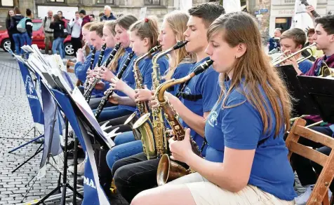  ?? MICHAEL BAAR ?? Auch das Jugendblas­orchester Weimar, hier im Mai 2019 auf dem Marktplatz, wurde bislang von der Staatskanz­lei gefördert.