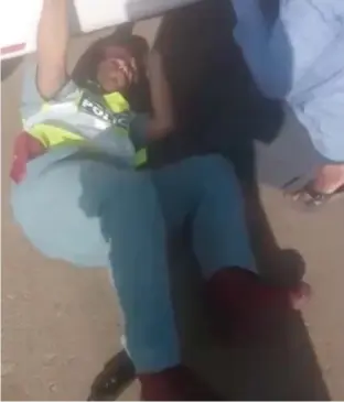  ??  ?? A screengrab from a video shot by Ruby Mathew shows a policeman changing the tyre of her vehicle after she got stranded on the Al Ain-Abu Dhabi Road on Friday. The police reached the spot within five minutes after Ruby’s husband Mathew Joy called them.