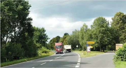  ?? Foto: Uwe Werner ?? Wie hier bei Klein Ziethen nutzen täglich Hunderte Lkw und Gefahrgutt­ransporter die B 198, um von Schwedt und Angermünde zur Autobahn zu kommen.