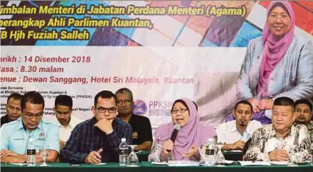  ?? PIC BY FARIZUL HAFIZ AWANG ?? Deputy Minister in the Prime Minister’s Department Fuziah Salleh (second from right) at a dialogue with the community in Kuantan yesterday.