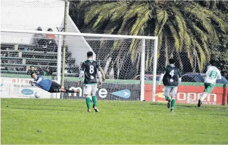  ?? FOTOS: GENTILEZA "LA CAPITAL" ?? El momento exacto en que el arquero Morata le contiene el penal a Lucas Machain y asegura la victoria de Kimberley.