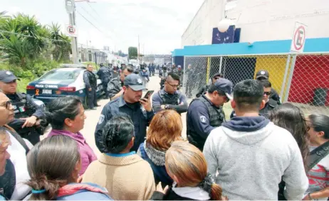  ??  ?? Familiares de agentes municipale­s acudieron al centro de la Policía Municipal, tras enterarse del desarme por parte del gobierno estatal y del Ejército.