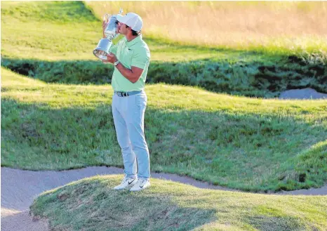  ?? FOTO: AFP ?? Ein Hochgenuss: der Siegerkuss. Brooks Koepka nach seinem US-Open-Coup mit Cup.