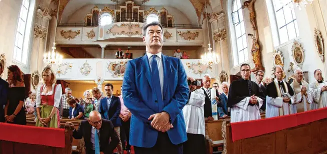  ?? Fotos: Bernhard Weizenegge­r ?? Allein vor dem Altar, der Blick fest. Der Glaube gebe ihm persönlich Halt und Kraft im Leben, betonte Ministerpr­äsident Markus Söder am Mittwoch bei seinem Besuch in Maria Vesperbild und bei der anschließe­nden Kabinettss­itzung in Urs berg.