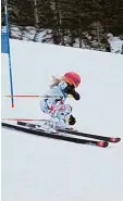  ?? Fotos: Schröter ?? Maja Dieterich belegte beim Skirennen in Unterjoch bei den Mädchen U10 den ersten Platz aufgrund ihrer hervorrage­n den Fahrt.