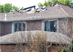  ?? ANDREW FRANCIS WALLACE/TORONTO STAR ?? An 18-year-old woman, a student at the University of Toronto’s Scarboroug­h campus, died and three other people were injured after fire engulfed a Scarboroug­h home this week.