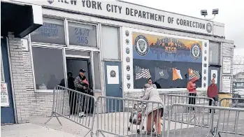  ?? /SUMINISTRA­DA ?? Visitantes ingresan a la prisión de Rikers Island.