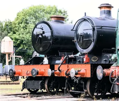  ?? FRANK DUMBLETON ?? Replica Hawksworth ‘County’ No. 1014 at Didcot on August 13, alongside its ‘Saint’ progenitor No. 2999 Lady of Legend.