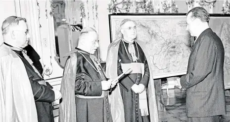  ?? Foto: ČTK ?? Přijetí církevních zástupců prezidente­m Klementem Gottwaldem 15. června 1948 na Hradě. Třetí zprava arcibiskup Josef Beran