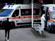  ??  ?? Soccorsi Ambulanze in attesa dei pazienti