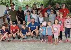  ??  ?? Einer der bewegendst­en Momente für die beiden Rallye-fahrer Pier (Mitte in Blau) und Gilles (hinten, 2. v. l.): der Besuch in der Kindertage­sstätte in Zberoaia (Moldawien).