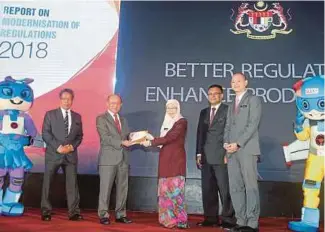  ?? PICBY MOHD FADLI HAMZAH ?? Deputy Prime Minister Datuk Seri Dr Wan Azizah Wan Ismail at the launch of the Good Regulatory Practices National Convention­2018 in Putrajaya recently. With her are Deputy Internatio­nal Trade and Industry Minister Dr Ong Kian Ming (second from right), secretary-general Datuk Isham Ishak (third from right), MPC directorge­neral Datuk Mohd Razali Hussain (second from left) and chairman Tan Sri Azman Hashim (third from left).