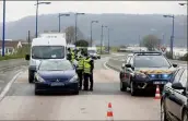  ?? (Photo Dylan Meiffret) ?? Les gendarmes ont mis en place un point de contrôle hier sur la RM au carrefour de la Manda.