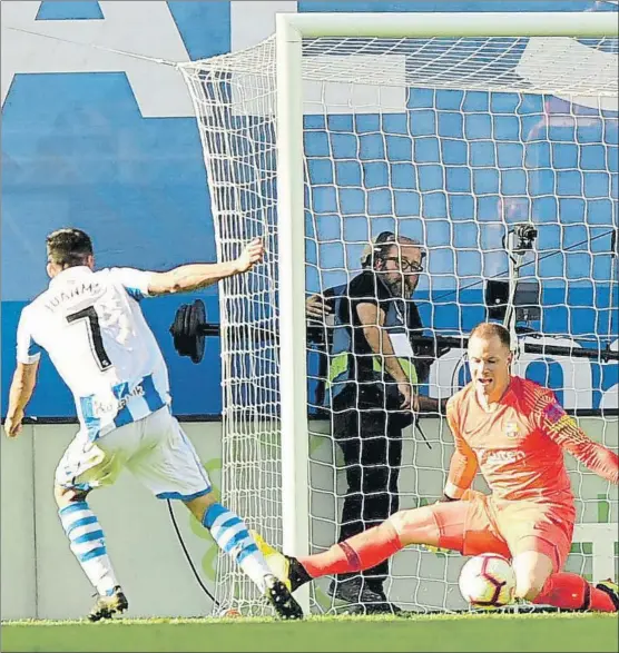  ?? FOTO: MANEL MONTILLA ?? Juanmi se estrella con Ter Stegen en una de las ocasiones más claras de la Real en todo el partido