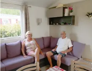  ??  ?? Roselyne et Jean-Pierre, propriétai­re La Réserve**** à Gastes dans les Landes, confortabl­ement installés dans leur nouveau pied-à-terre.