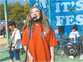  ?? Korea Times photo by Jon Dunbar ?? TalkBats plays at It’s A Fest! at Incheon’s Hanagae Beach on June 14, 2019.