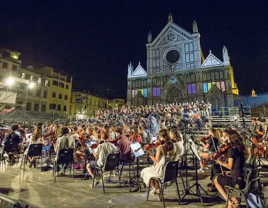  ??  ?? Le prove Un momento delle prove in piazza Santa Croce (foto Borrelli) dove inizialmen­te era previsto il concerto di stasera. Da tempo sono esauriti i 6 mila inviti che rimangono validi per il Mandela (ingresso dalle 19.30). Chi non è riuscito a...