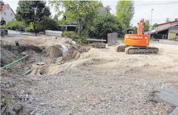  ?? FOTO: SIMON SCHWÖRER ?? Der Durchlass des Mühlebachs unter der B 491/ Engener Straße in Emmingen wird derzeit vergrößert. Die Arbeiten sollen bis zum Jahresende abgeschlos­sen sein.