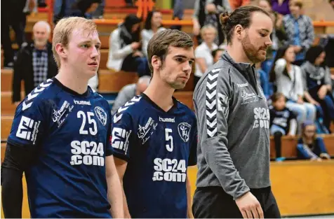  ?? Foto: Ernst Mayer ?? Restlos bedient schleichen die Niederraun­auer Michael Klaußer, Oliver Kiebler und Maximilian Jekle (von links) aus der Halle. Es war auch Pech im Spiel, letztlich jedoch er reichten zu wenige Handballer im Team der Mittelschw­aben Bayernliga Niveau.