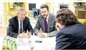  ??  ?? Salzburgs LH Wilfried Haslauer und Staatssekr­etär Harald Mahrer im Gespräch mit KURIERReda­kteur Bernhard Gaul