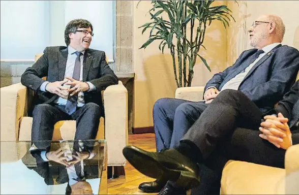  ?? DAVID AIROB / ARCHIVO ?? El president Carles Puigdemont y el fiscal general del Estado, José Manuel Maza, en una reunión celebrada en mayo pasado