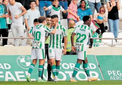  ?? // VALERIO MERINO ?? Los jugadores blanquiver­des celebran el gol de Kuki Zalazar en El Arcángel ante el San Fernando