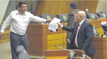  ??  ?? Los diputados Sergio Rojas (llanista) y Basilio Núñez (cartista) consensuar­on la declaració­n.