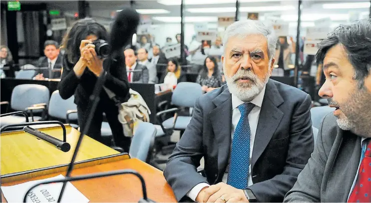  ?? PEDRO LÁZARO FERNÁNDEZ ?? Serio. Julio De Vido junto a su abogado Maximilian­o Rusconi ayer en la primera cita del juicio por Once. Nunca se dio vuelta para mirar a los familiares.