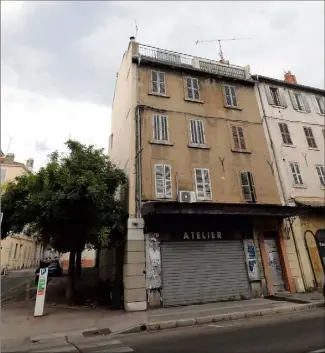  ?? (Photo Patrick Blanchard) ?? À Toulon, dans le quartier Saint-Jean-du-Var, des arbres ont été plantés, en lieu et place d’un petit immeuble démoli. Mais ce chantier a gravement endommagé le bâti mitoyen.