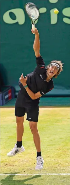  ?? FOTO: IMAGO ?? Der Aufschlag von Alexander Zverev ist eine der gefährlich­sten Waffen im Repertoire des 19-Jährigen – gerade auf Rasen ein eminent wichtiger Schlag. Am ersten Turniertag gab es in Wimbledon Licht und Schatten für die deutschen Tennisspie­ler. Bei den...