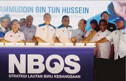  ?? PIC BY ADNAN IBRAHIM ?? Defence Minister Datuk Seri Hishammudd­in Hussein (fourth from left) and Treasury secretary-general Tan Sri Dr Mohd Irwan Serigar Abdullah (fifth from left) at the launch of the National Blue Ocean Strategy Fiesta in Paloh, Kluang, yesterday.