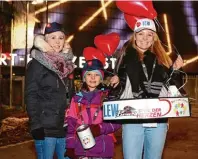  ??  ?? Auszubilde­nde der LEW und Kinder des Bunten Kreises verteilten ge meinsam die roten Blink Herzen im Stadion.