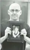  ??  ?? Bestsellin­g author Brad Meltzer holds a photo of his teacher who needs a kidney.