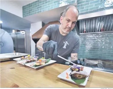  ?? JORGE DEL ÁGUILA ?? Un hostelero sirve una de las tapas de la Ruta del Atún de Algeciras, este viernes.