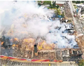  ?? FOTO: S. RIXKENS ?? Das Feuer verwüstete einen Gebäudekom­plex an der Ecke von Künkelstra­ße und Alsstraße in Eicken. Der Bereich war für den Autoverkeh­r gesperrt. Die Feuerwehr rechnete gestern damit, dass sie auch heute noch löschen muss.