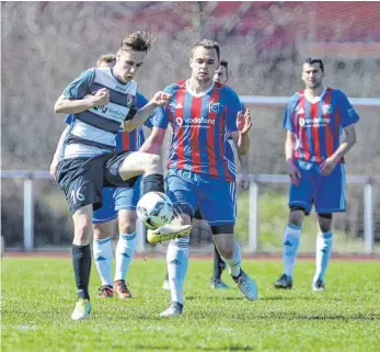  ?? FOTO: THOMAS SIEDLER ?? Der FC Ellwangen (blau) hatte gegen Neresheim keinen Erfolg.