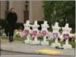  ?? THE ASSOCIATED PRESS ?? A makeshift memorial is growing outside a synagogue in Pittsburgh where 11 people were killed Saturday.