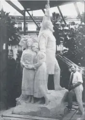  ?? (J.-F. Guigou) ?? Le sculpteur achevant le monument à Paul Déroulède, poète et homme poltique, au square Alsace-Lorraine à Nice.