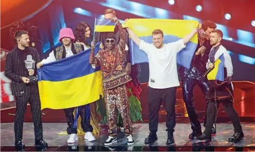  ?? FOTO: NDERIM KACELI / DPA ?? Das Kalush Orchestra aus der Ukraine hat den 66. Eurovision Song Contest gewonnen. Mit Mütze: Frontmann Oleh Psiuk.